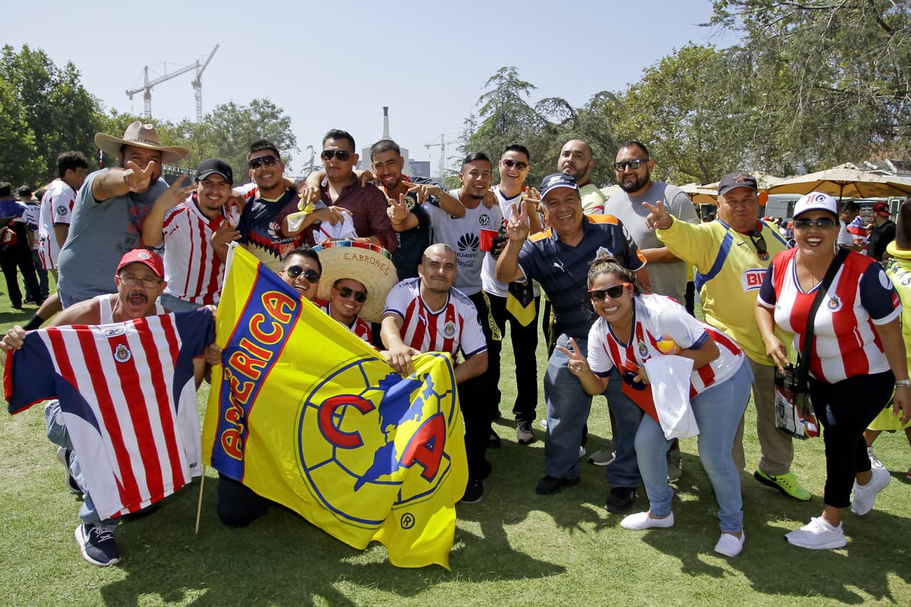 Los hinchas de América y Chivas de Guadalajara vivieron en Los Angeles una edición del Clásico Nacional en medio de la rivalidad de dos grandes y la hermandad entre dos clubes del mismo país.