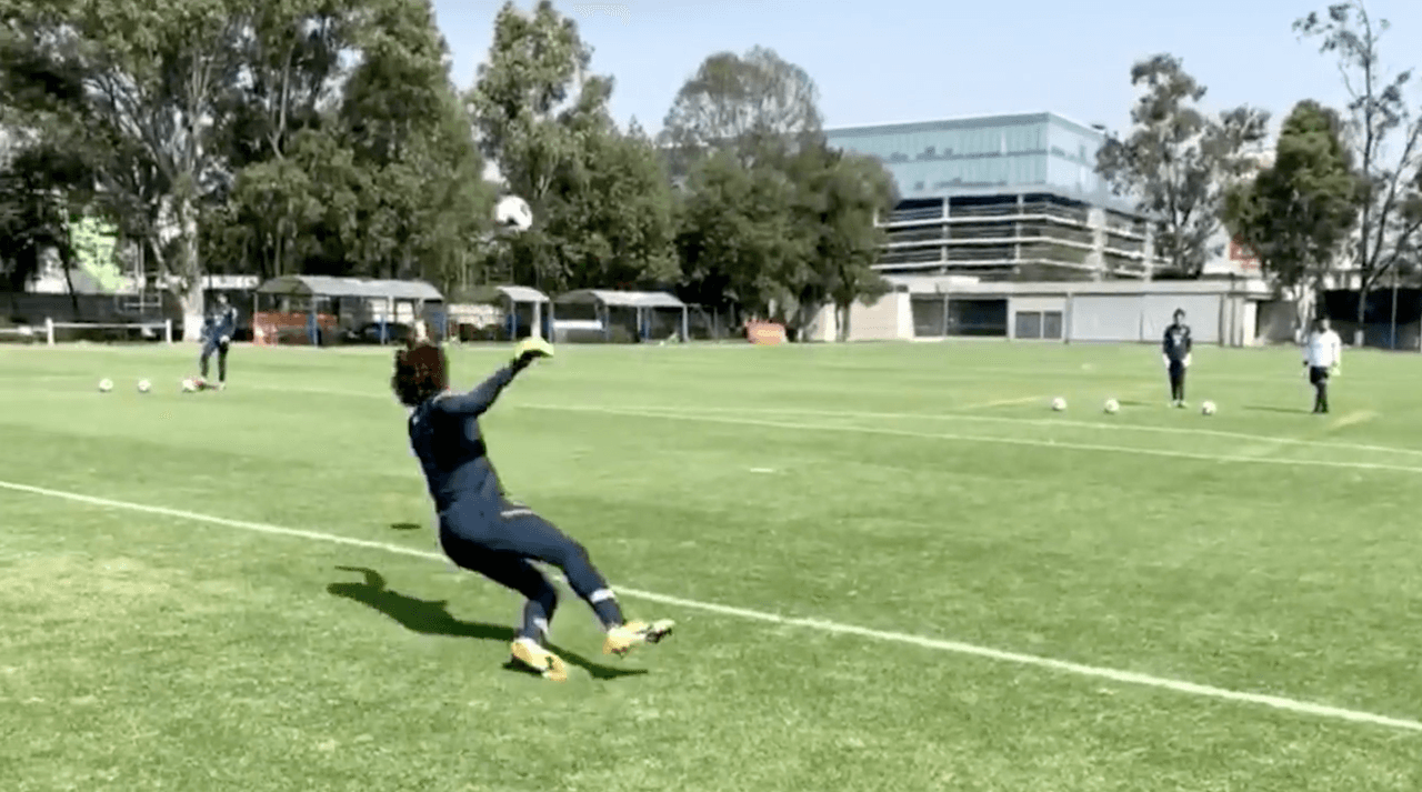 Ochoa bromea con que "son vacaciones" mientras él vuela en el arco