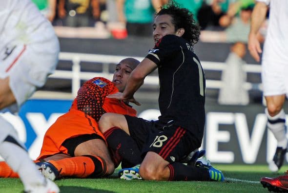 En un balón dividido, Guardado llegó al área chica, la trayectoria le favoreció por sobre el intento de Howard, aotando así el segund