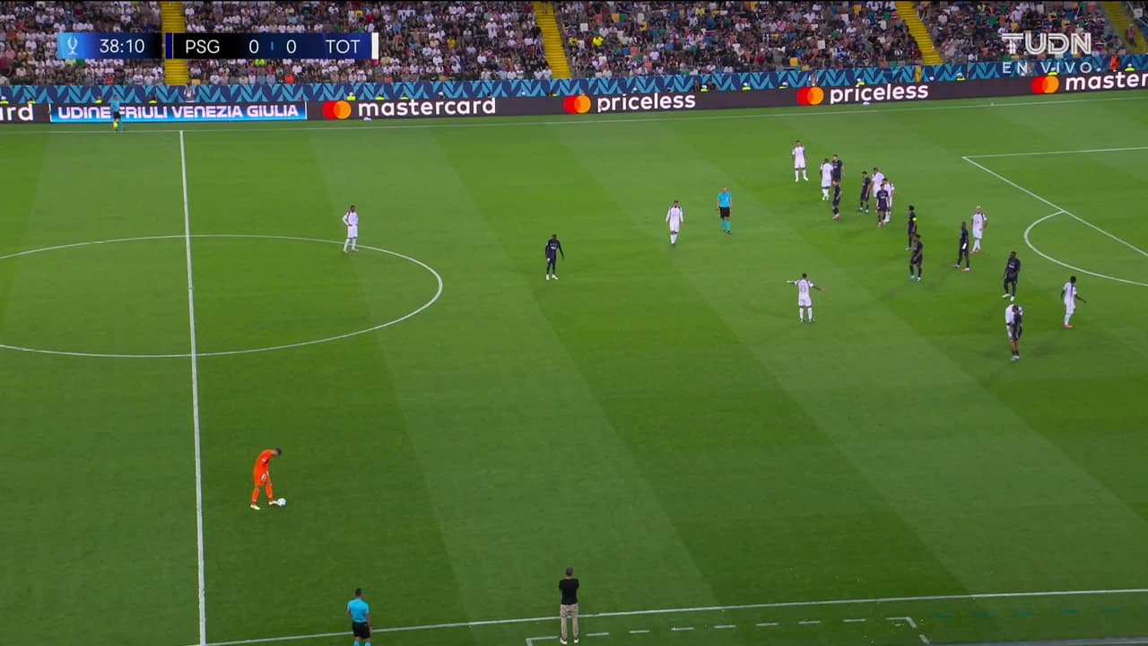 ¡GOL!  anota para Tottenham Hotspur. Micky van de Ven