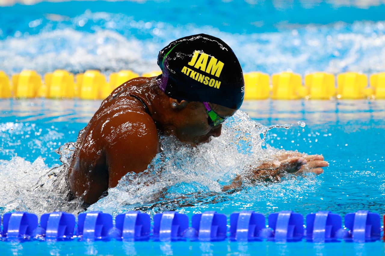 De Jamaica, Alia Atkinson, en los 100 m femenil pecho.