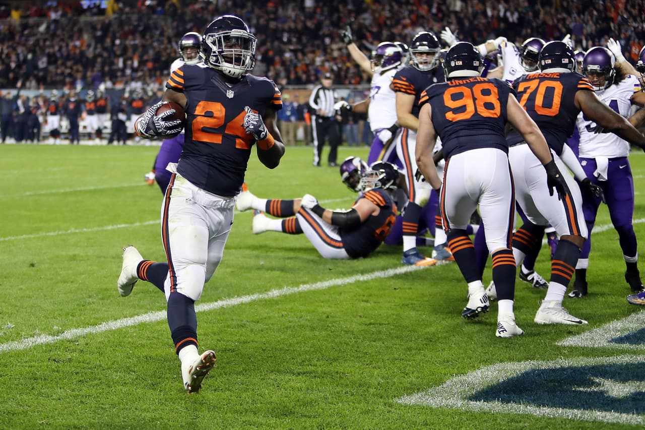 <b>Jordan Howard – RB, Chicago Bears</b>
<br>El corredor novato de Chicago recuperó su lugar como titular, tras entregar dos malos partidos en las semanas previas, y lo hizo nada más ni nada menos que contra la temida defensiva de Minnesota. Howard se apoderó del ovoide en el juego de Lunes por la Noche y fue el motor con el que los Bears le propinaron su segunda derrota a los Vikings 20-10 en Soldier Field. El novato corrió 26 veces para 153 yardas y un touchdown además de sumar 49 yardas más por aire.