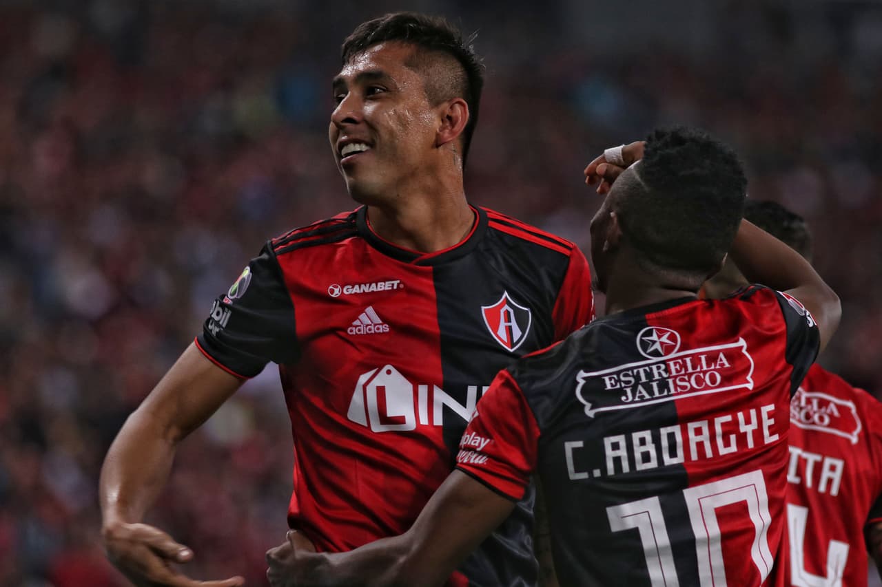 Isijara (centro) aprovechó un tiro de esquina para anotar su tercer gol del 
<a href="https://www.univision.com/deportes/futbol/liga-mx/" target="_blank">Clausura 2019</a>.