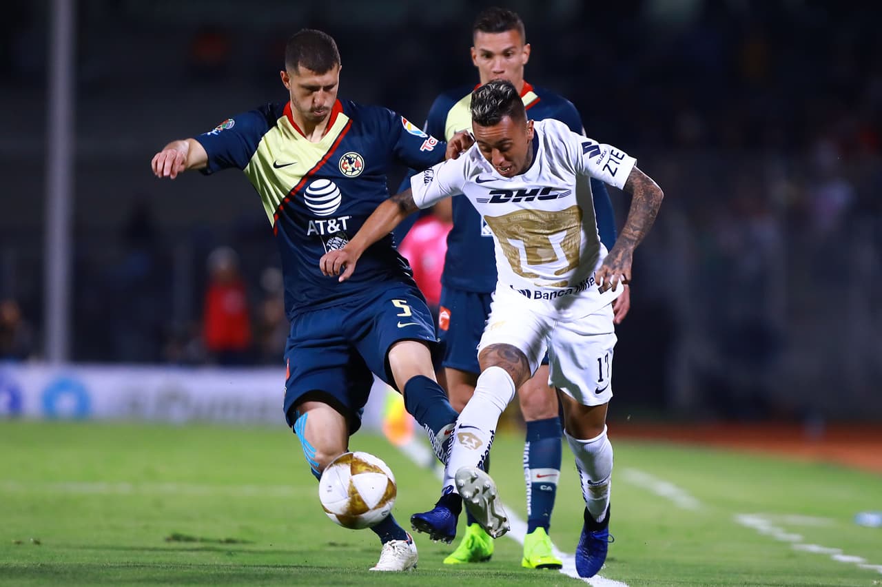 Tras anotar el gol, Martín se vio asediado por los defensores universitarios, porque un jugador con confianza es peligroso.