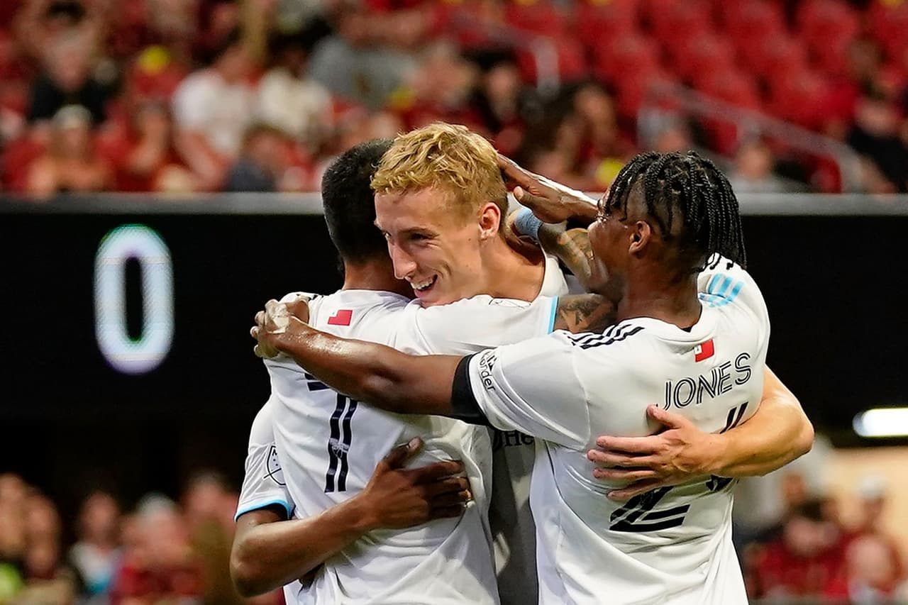 Allí, un gol de Gustavo Bou definió la victoria como visitante de New England Revolution frente a 'las Cinco Bandas'.
<br>