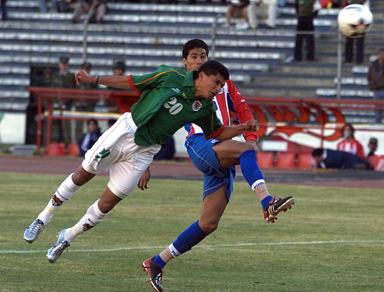 <b>El 31 de mayo de 2004</b> 
<b>el turno fue para Paraguay</b>, una selección que estaba acostumbrada a los Mundiales por es entonces. Aunque no fue goleada, los bolivianos lograron un triunfo por 2-1 con anotaciones de Luis Cristaldo y Roger Suárez. El descuento había sido de José Cardozo.