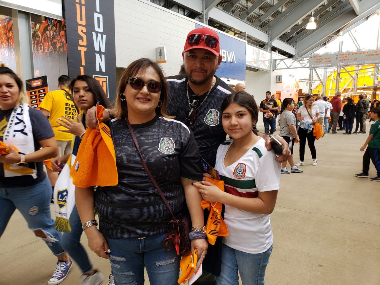 Los aficionados del Galaxy invaden Houston para ver el debut del fichaje estrella, Javier Hernández.
