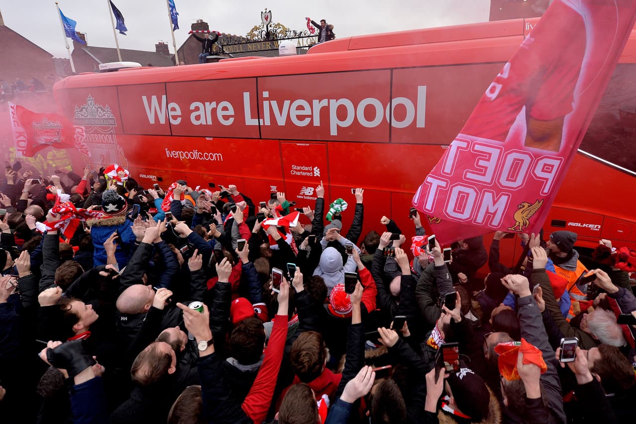 Miles de aficionados, en especial los locales, colmaron las calles aledañas de Anfield Road –así como sus tribunas– para recibir un partido con mucha expectativa como lo es el Liverpool vs. Manchester City en la ida de los cuartos de final de la Champions League. Quien más sufrió fue el camión de los visitantes, al que le lanzaron latas, botellas, entre otros objetos.