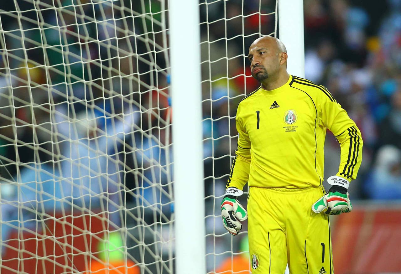 Pérez llegó de nuevo a la Selección Mexicana y tras quedar en el grupo definitivo para Sudáfrica 2010, e incluso le ganó el puesto a Memo Ochoa como titular.