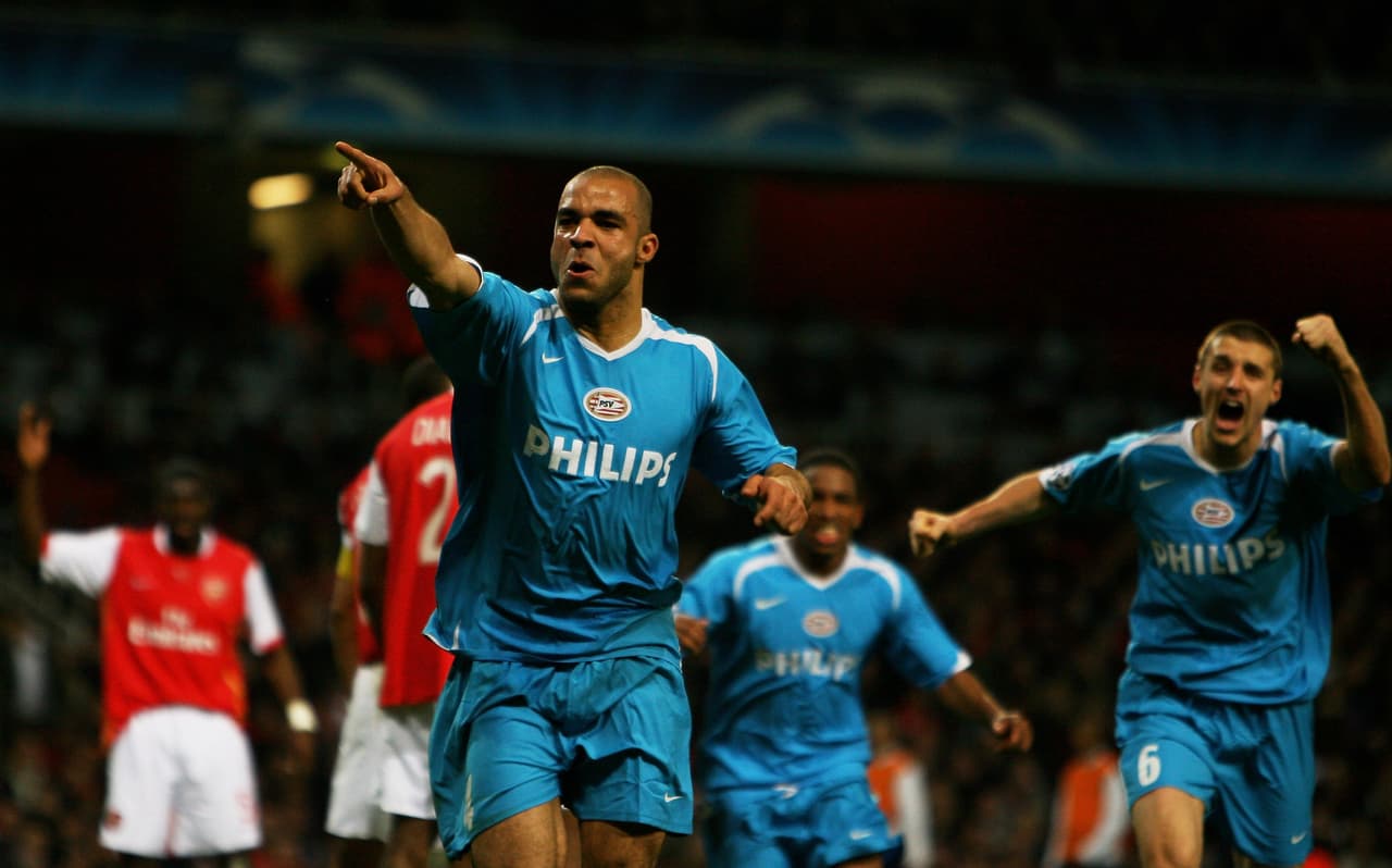 El defensor Álex llegó al PSV procedente del Santos de Brasil de Diego y de Robinho.