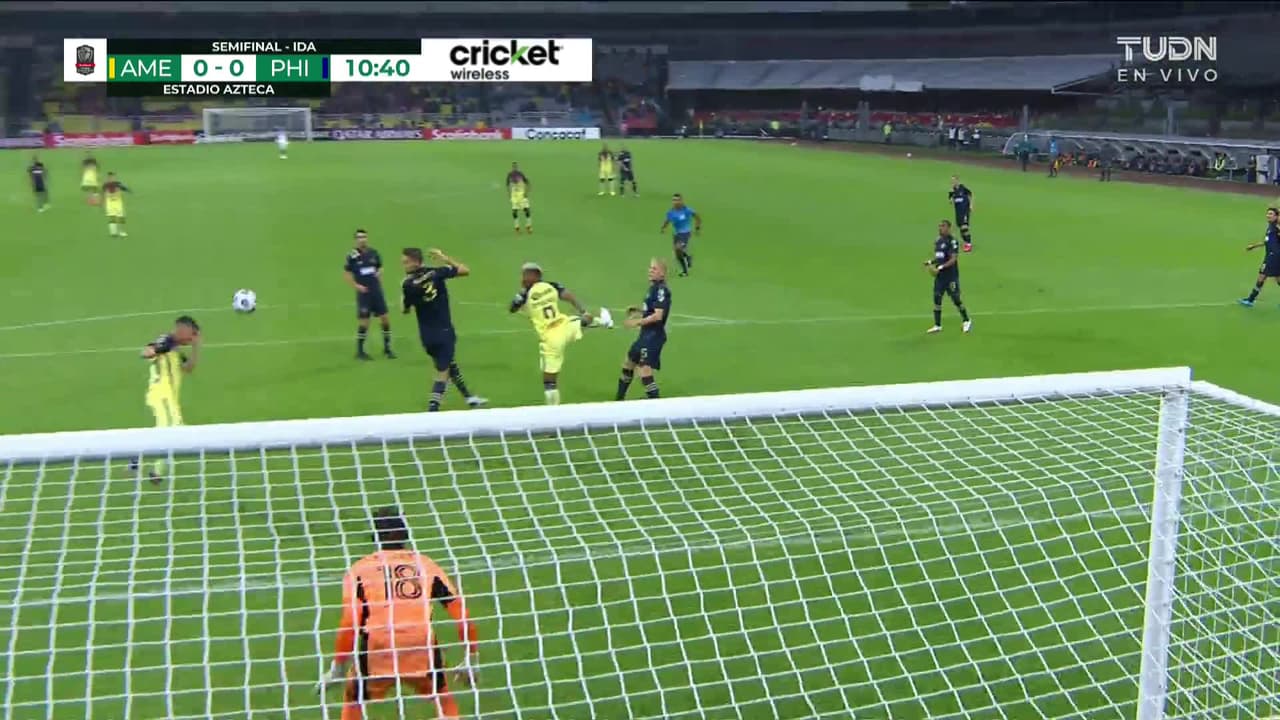 ¡TIRO ATAJADO! disparo por Richard Sánchez.