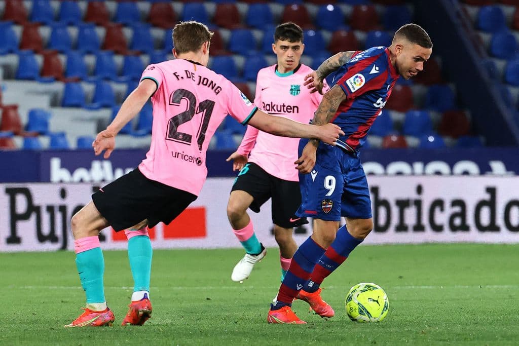 Con el empate 3-3 del Barcelona frente al Levante, parece que los catalanes no quieren ganar La LIga y le dan oportunidad al Real Madrid y al Atlético de Madrid de separarse a en la tabla.