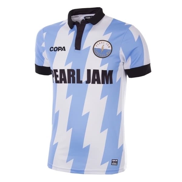 La popular banda de rock Pearl Jam anució este miércoles su nueva línea de playeras futboleras con algunos países que harán parte de la Copa del Mundo de Rusia 2018. España, Argentina, Brasil, México, Inglaterra, entre otros, hacen parte de esta hermosa colección.