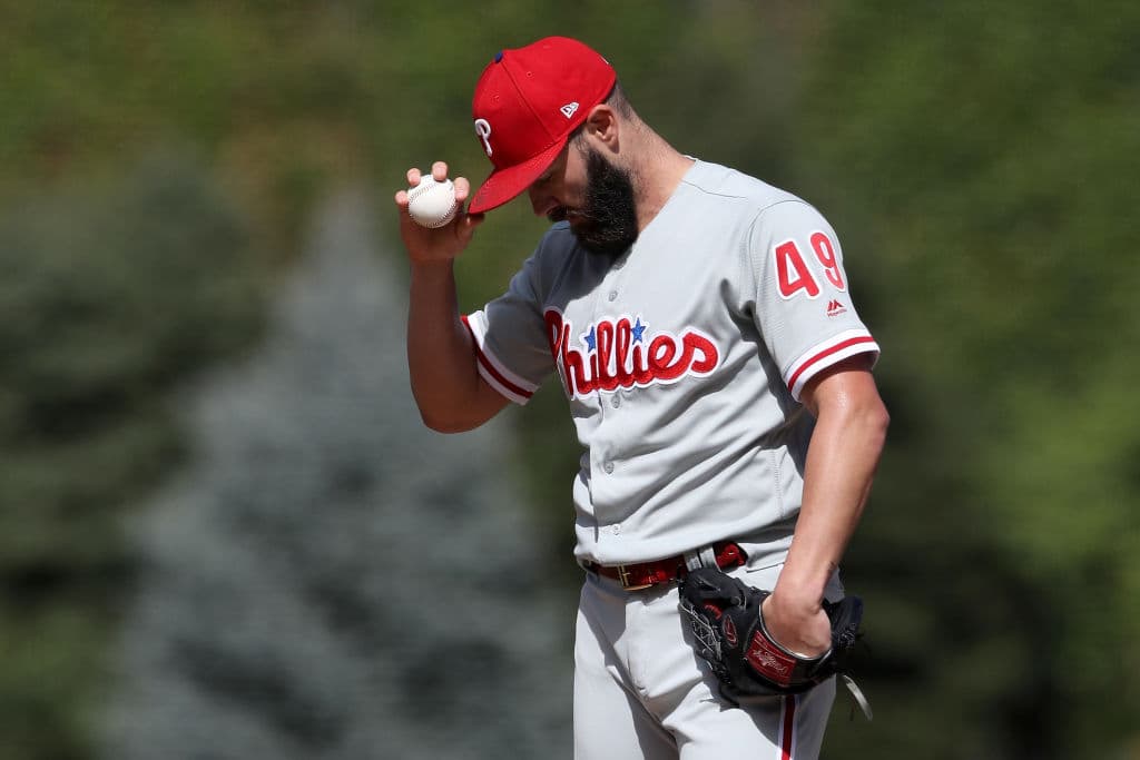 Por los Phillies abrió el veterano Jake Arrieta. El ex de los Chicago Cubs tiró seis entradas, permitió tres anotaciones, dio un pasaporte y ponchó a tres. Cargó con el revés y deja en 10-11 su foja.