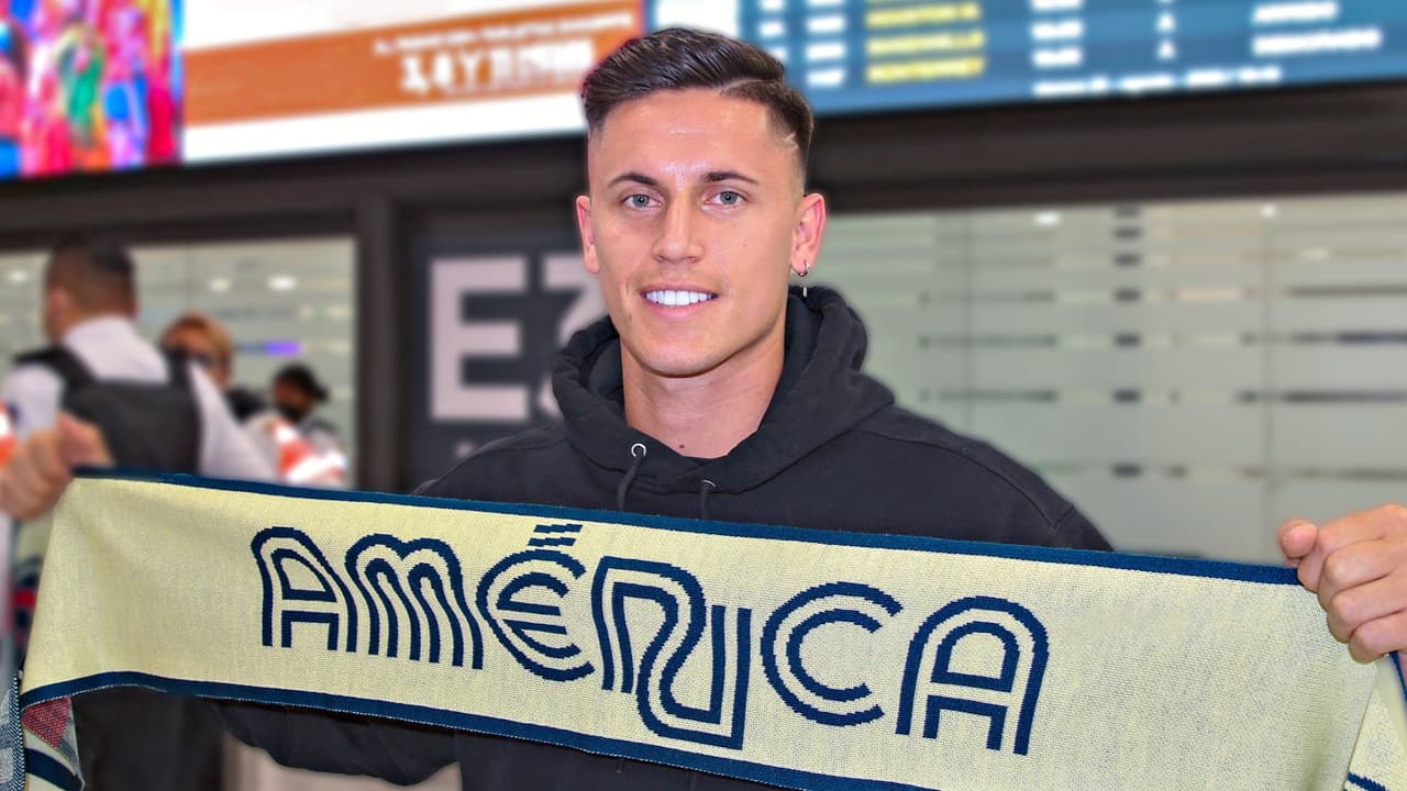 Brian Rodríguez presume colores del América en su llegada a la CDMX