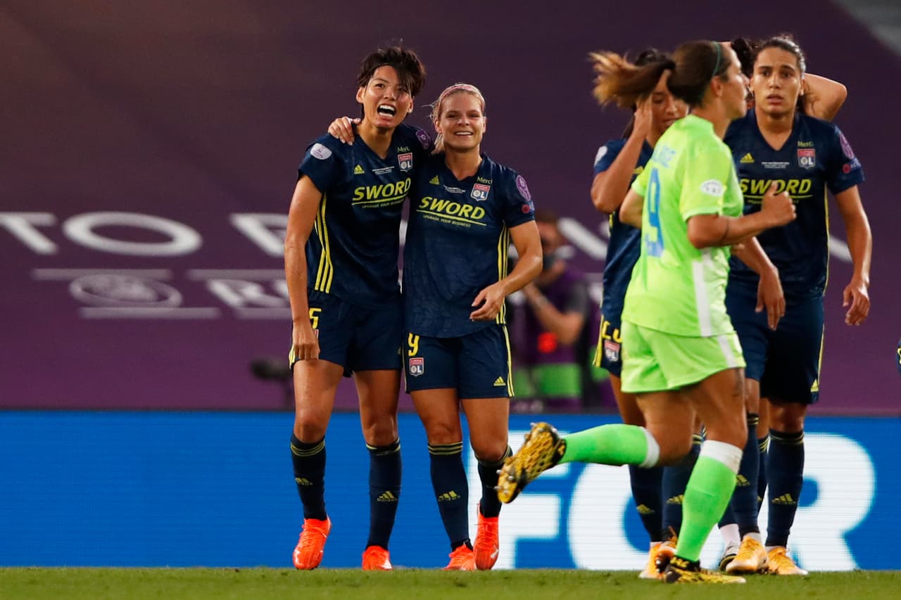 Saki Kumagai del Lyon celebra con Eugenie Le Sommer tras anotar gol.