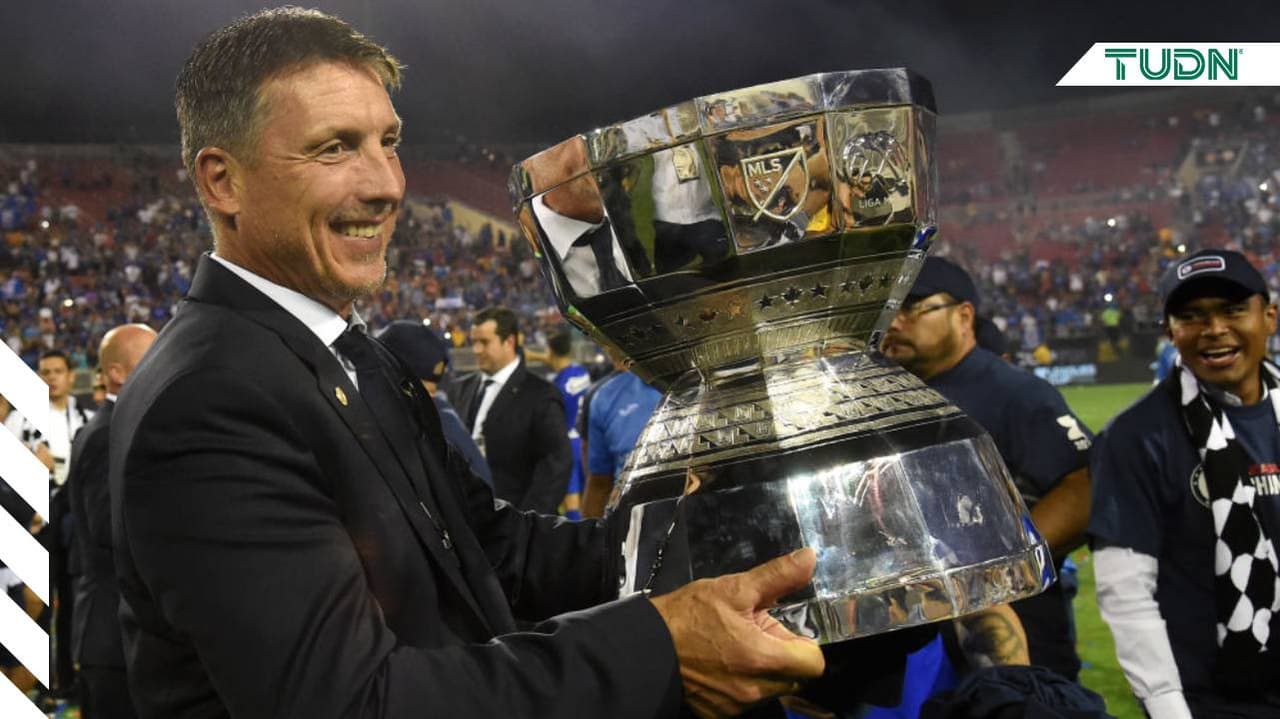 Cruz Azul presume traslado en avión de su nueva copa