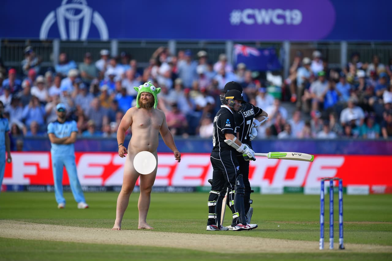 Durante el último partido de Inglaterra en la fase de grupos del Mundial de cricket, ante Nueva Zelanda, uno de los aficionados presentes en el Riverside Ground en Chester-le-Street saltó al campo desnudo para llamar la atención de todos hasta que la seguridad lo derribó y sacó.