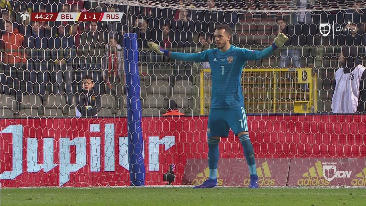 Justo antes del descanso, Eden Hazard anota el 2-1 para Bélgica