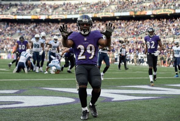 Justin Forsett corrió para 112 yardas y dos touchdowns para respaldar una sólida actuación de la defensiva de los Cuervos.