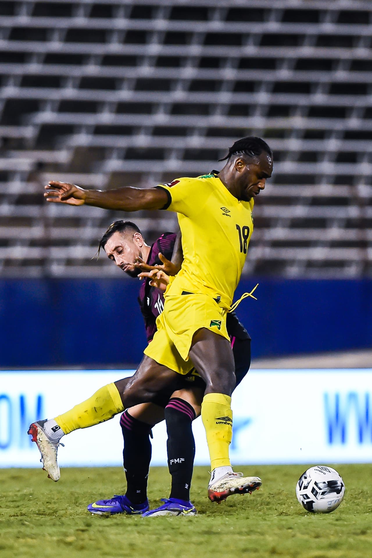 A México le bastan dos minutos para darle la vuelta a Jamaica y vencer 1-2 en Kingston.