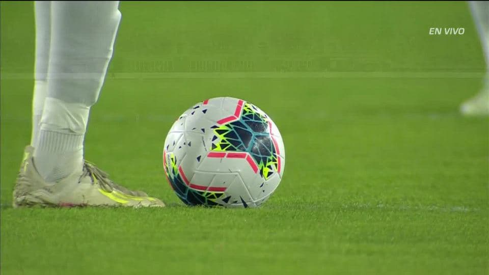 Arranca el partido y la pelota está en juego.