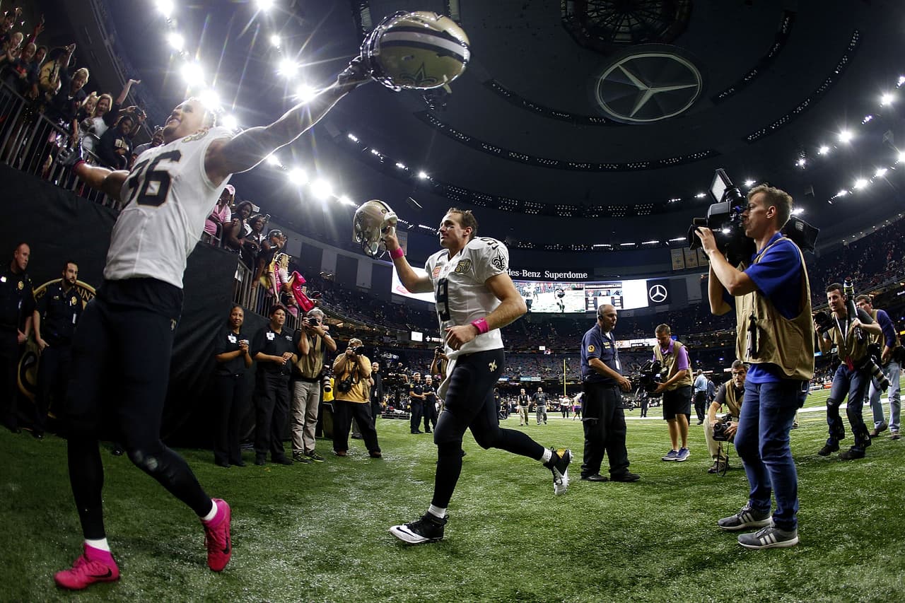 <a href="http://www.nfl.com/player/drewbrees/2504775/profile" target="_blank"><b>Drew Brees, QB – New Orleans Saints</b></a>
<br>El veterano quarterback de los Saints tuvo la ‘modesta’ cantidad de ¡465 yardas en 34 pases, con cuatro pases de TDS! para ganarle a los Panthers 41-38. Los jugadores de Fantasy que tienen a Brees deben estar orgullosos de su adquisición. El ex de Purdue conectó con Brandin Cooks (87 yardas), Michael Thomas (9 yardas), Coby Fleerner (50 yardas) y Josh Hill (8 yardas).