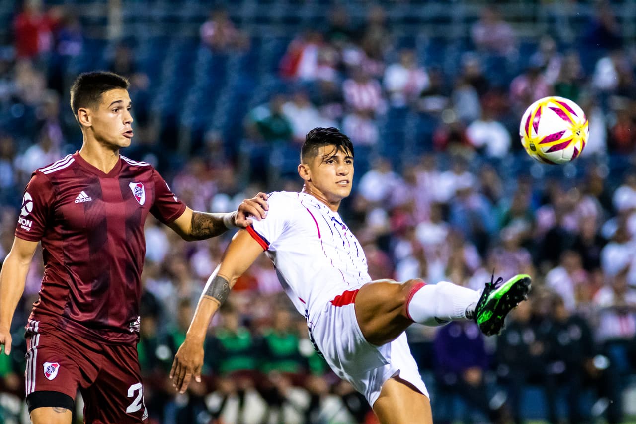 La delantera de Chivas comandada por Alan Pulido poco pudo hacer para inquietar a River Plate.