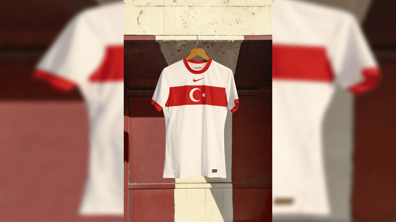 La playera de Turquía exhibe los colores tradicionales, la bandera del país y un diseño único que coloca una media luna y una estrella agrandadas en el centro de los uniformes de local y visitante.