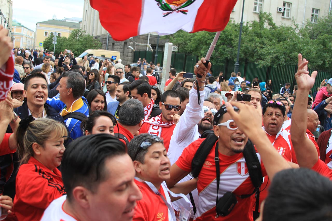 Mucho más grande fue la fanaticada peruana, que puede volver a un Mundial tras 36 años.