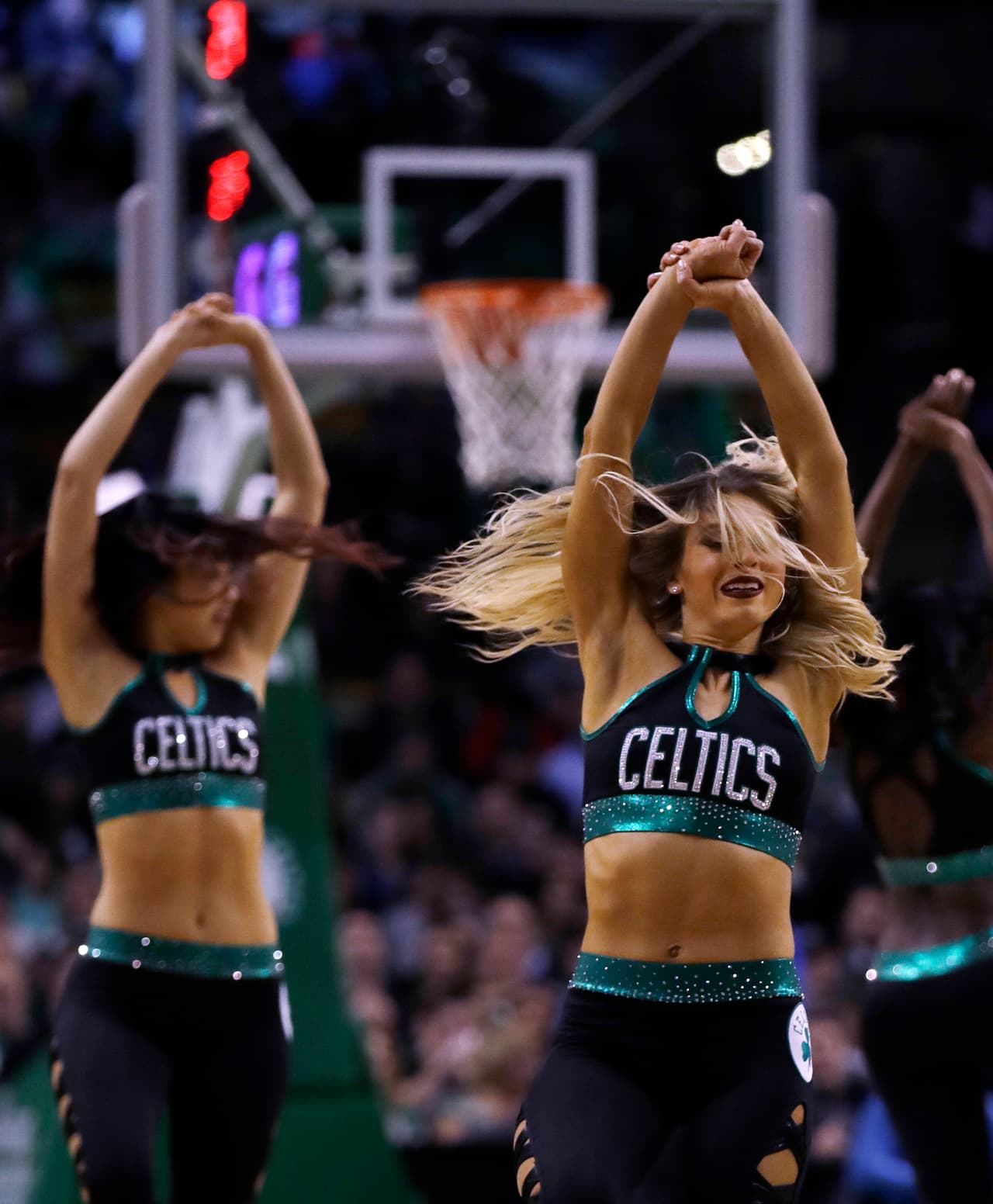 Las porristas de Boston Celtics esperan que con la sensualidad de sus bailes y su belleza sean una motivación especial para que su equipo por fin derrote a Cleveland Cavaliers en las finales de NBA.