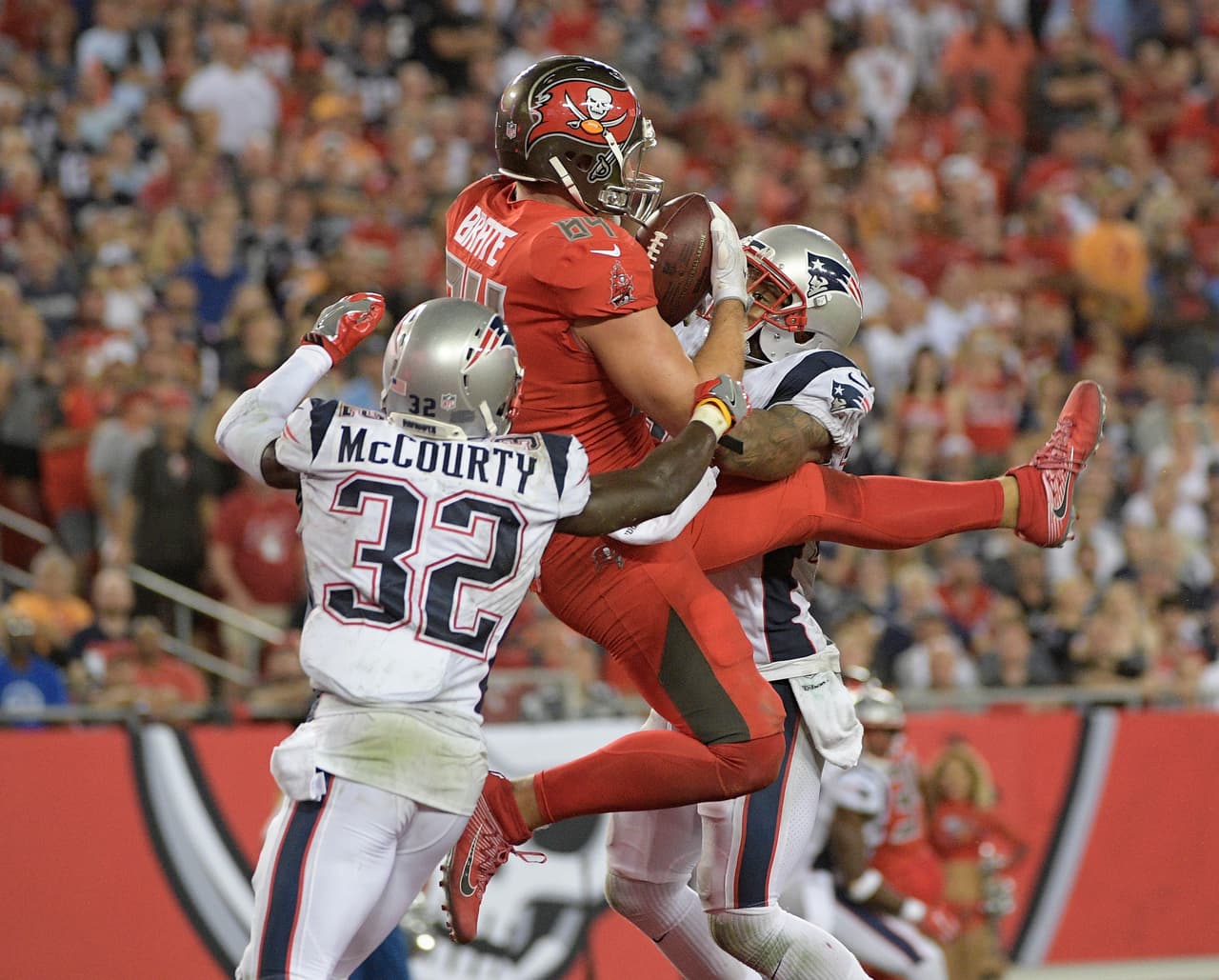Los Buccaneers consiguieron acercarse a dos puntos con una recepción de touchdown de 18 yardas del ala cerrada Cameron Brate con 2:17 en el reloj para poner el marcador 16-14.