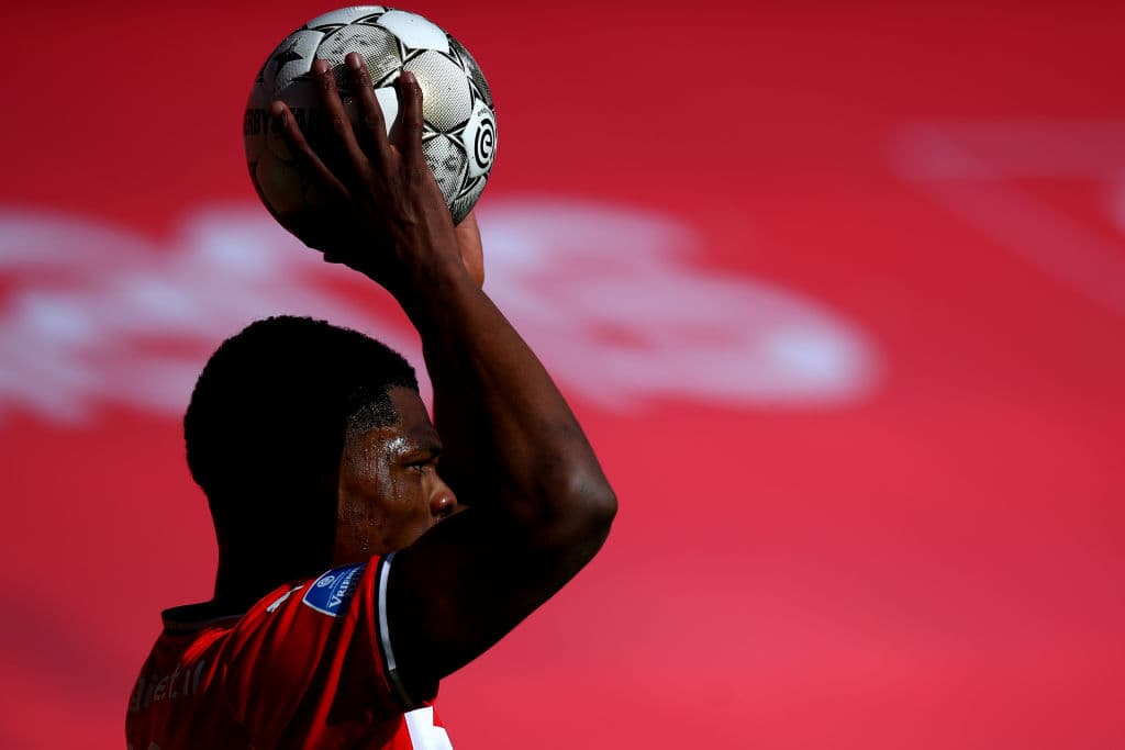 PSV no puede y reparte puntos durante el Clásico ante el Feyenoord, con marcador de 1-1 durante la Jornada 26 en la Eredivisie. Berguis puso el primer tanto del encuentro al minuto 15 a favor de los visitantes, pero Malen logró empatarlo al 38'. El mexicano Erick Gutiérrez vio el partido desde la banca.