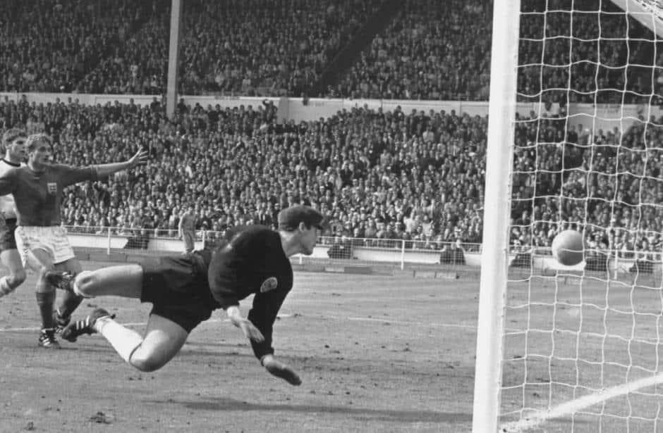 Muere Hans Tilkowski, el portero que vio entrar el 'gol fantasma'