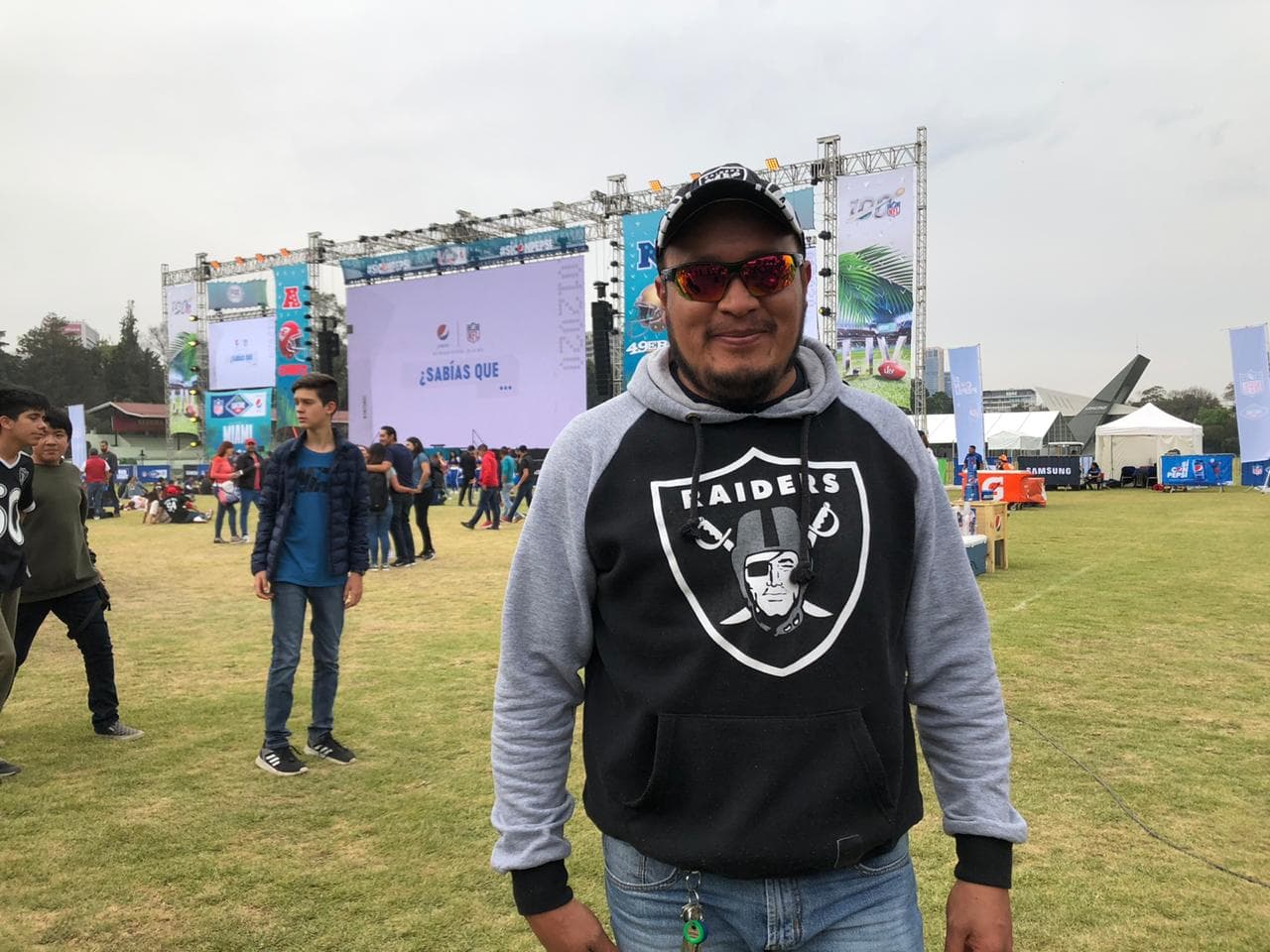 Ambiente totalmente familiar en la Fan Zone de la NFL en México. Los aficionados disfrutan de una Sala Lounge VIP con pantalla gigante y diversas actividades como: gol de campo, velocidad y puntería.