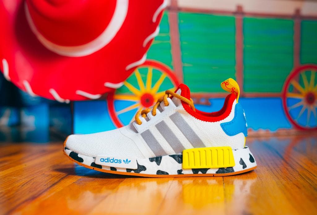 Con motivo de su 25 aniversario, Adidas y Pixar se unieron para realizar una colección de tenis y playeras muy coloridas y que rinden homenaje a los personajes de la saga más famosa del estudio.