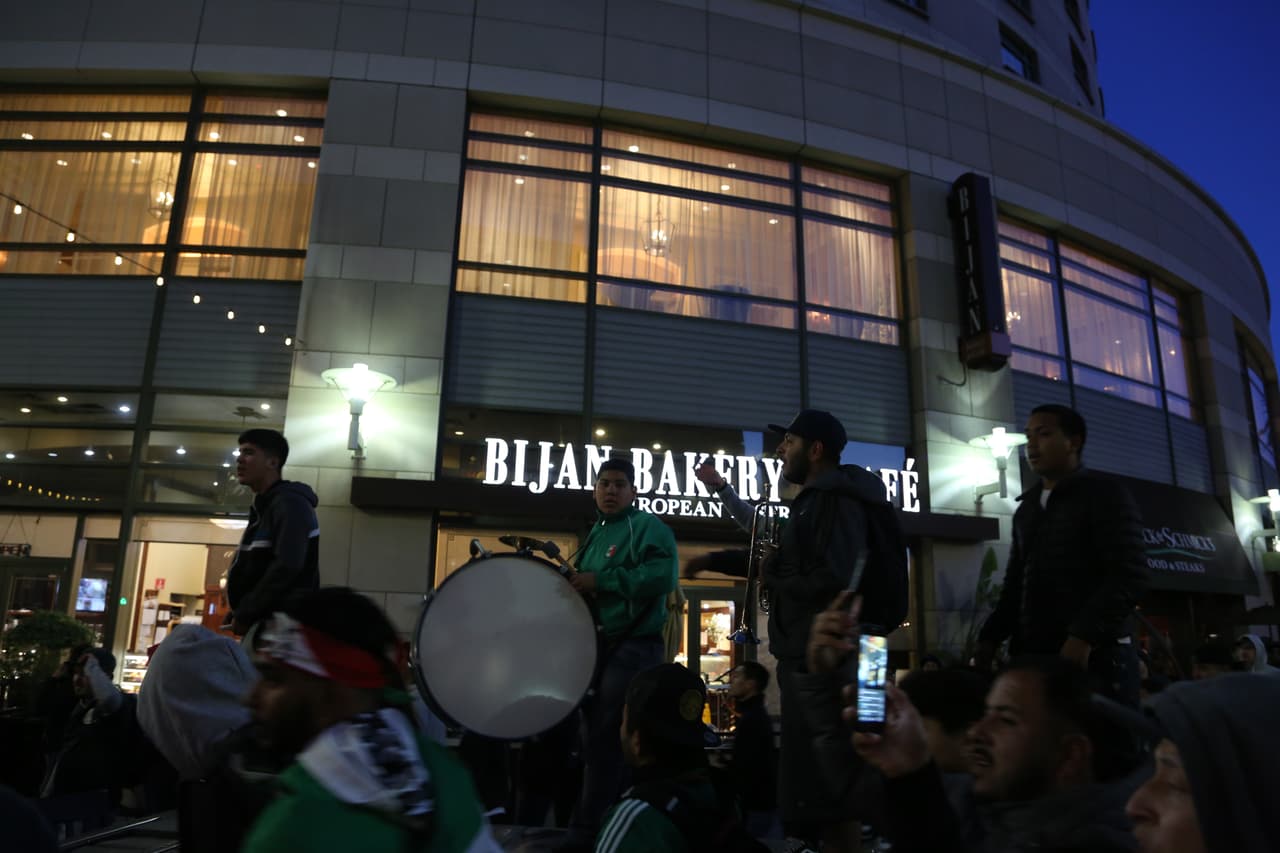 Los tambores también hicieron acto de presencia al igual que las trompetas y las matracas que causaron gran ruido en los alrededores del hotel.
