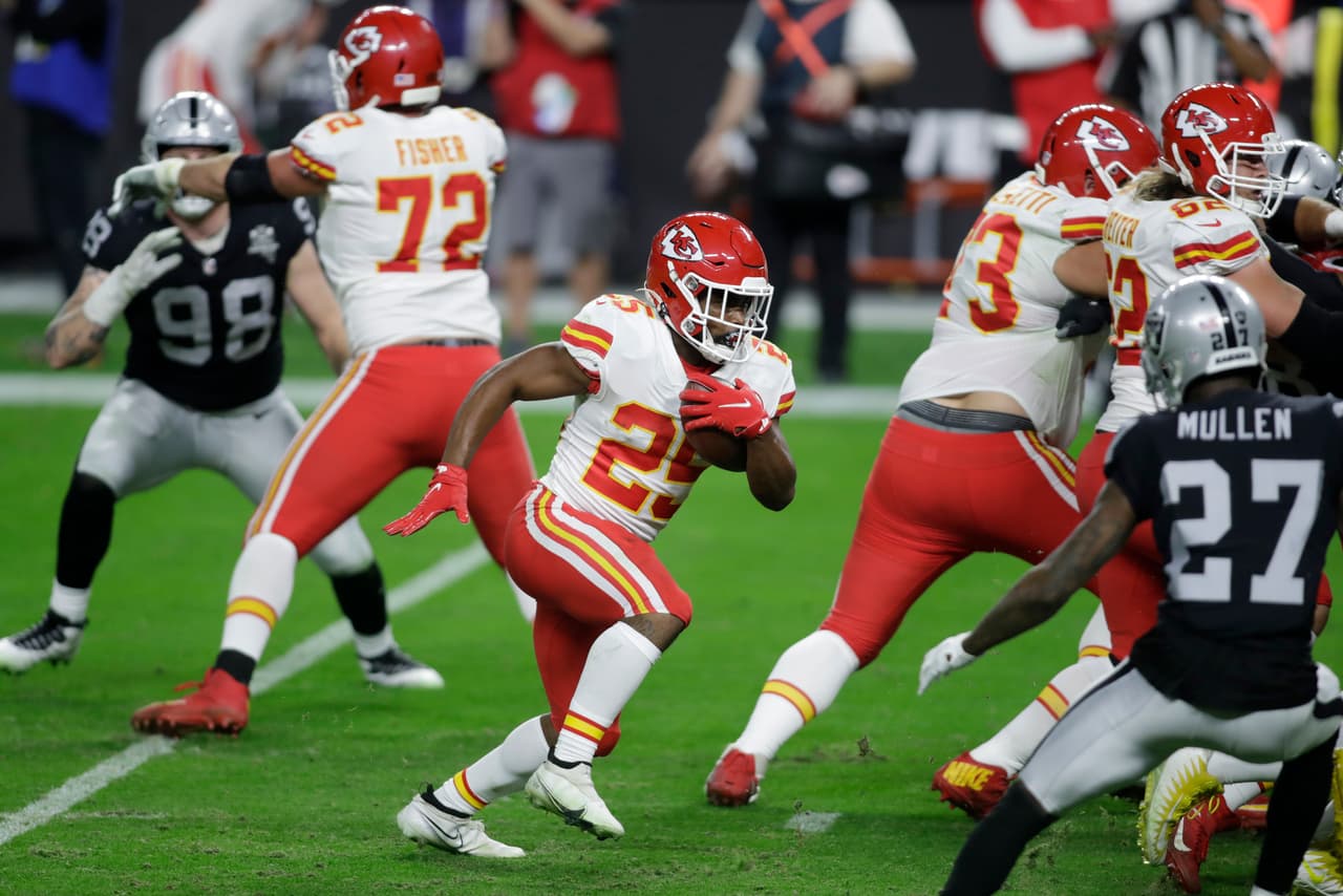 Con menos de dos minutos en el reloj, los Chiefs consiguen el touchdown de la victoria y se vengan de los Raiders al imponerse 35-31.