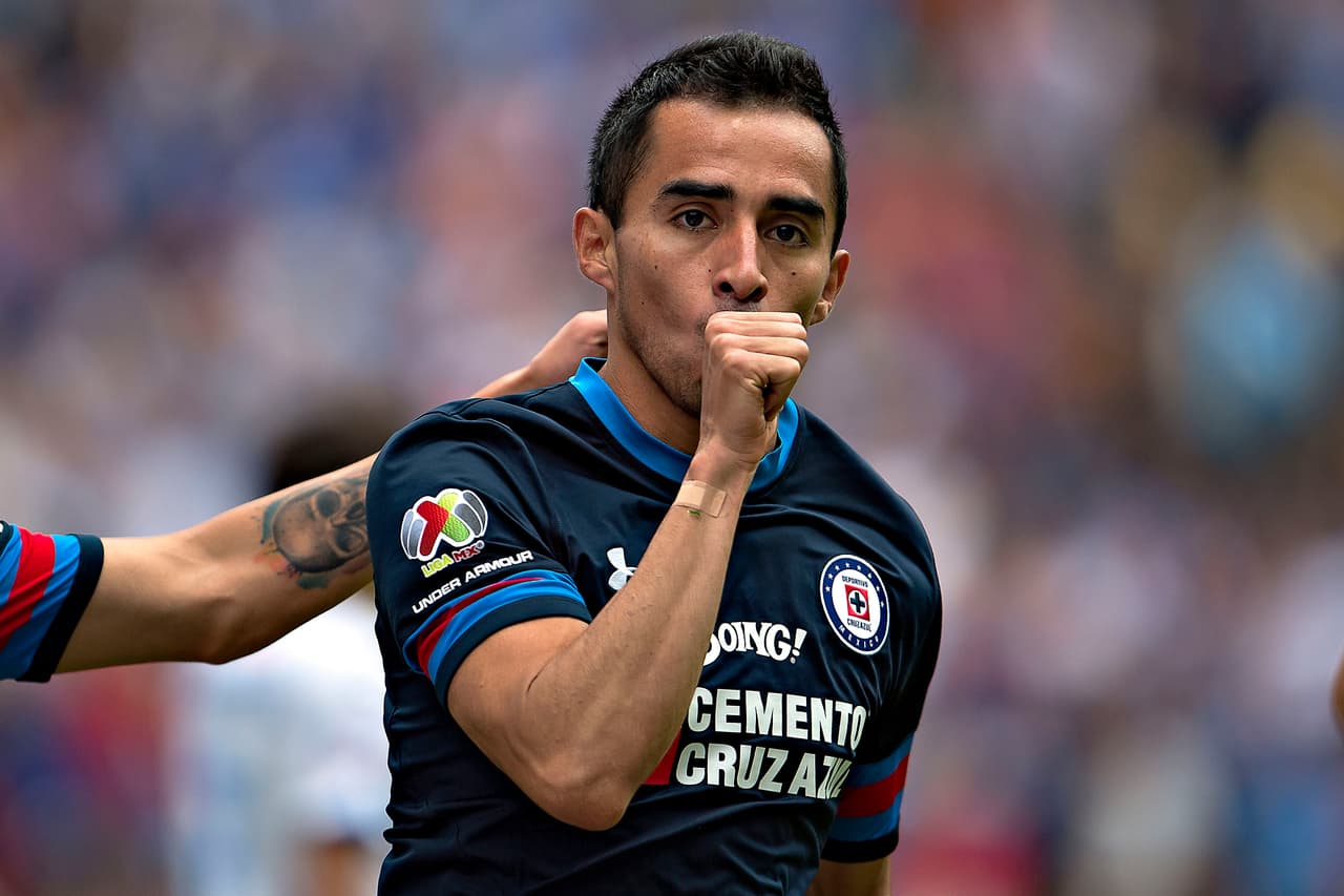 Bastaron 5 minutos para que Rafael Baca adelantara al Azul. El mediocampista remató de cabeza sólo en el punto penal.