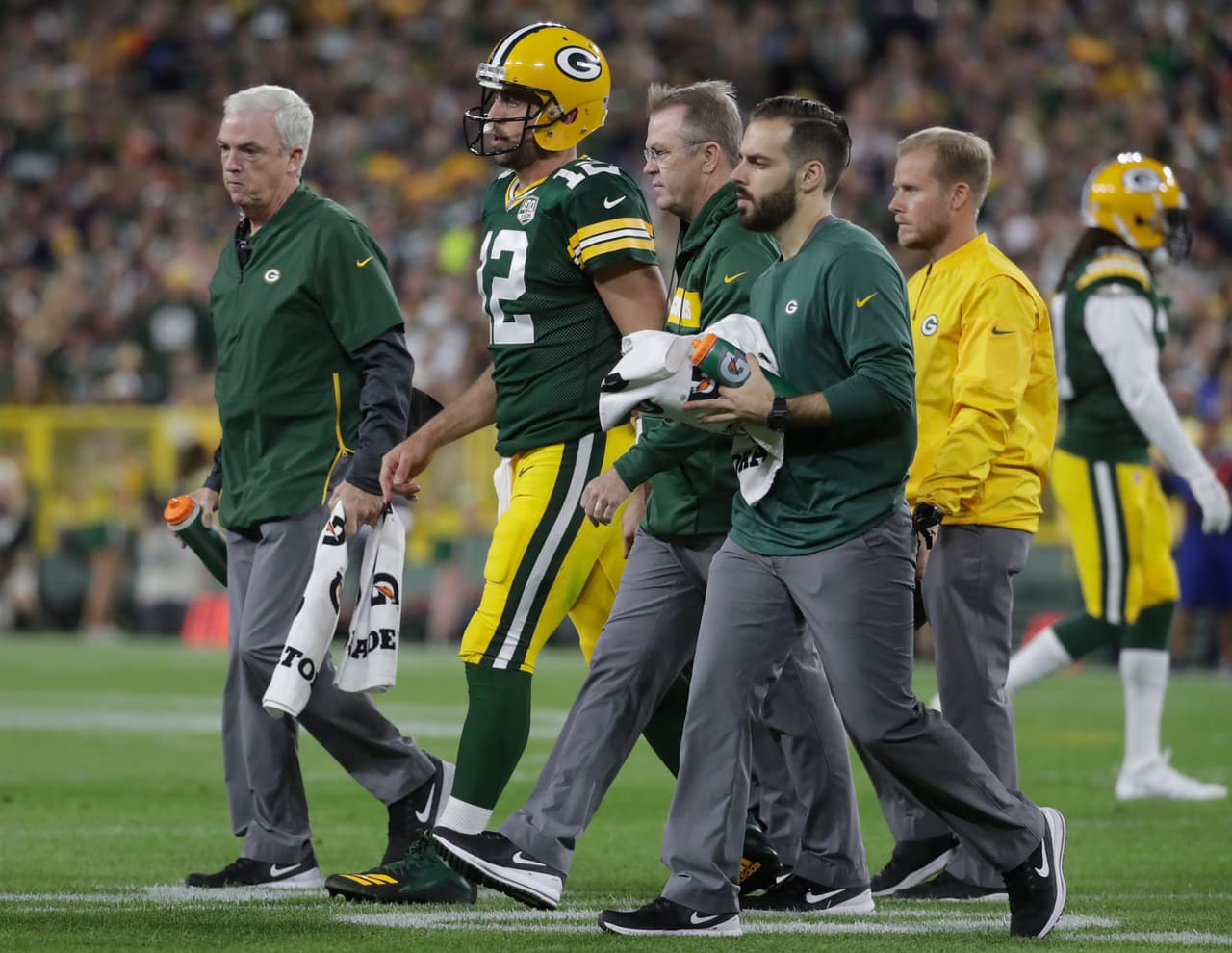 Aaron Rodgers tuvo que abandonar el juego contra Chicago por una lesión en la rodilla pero regresó para ganarlo.