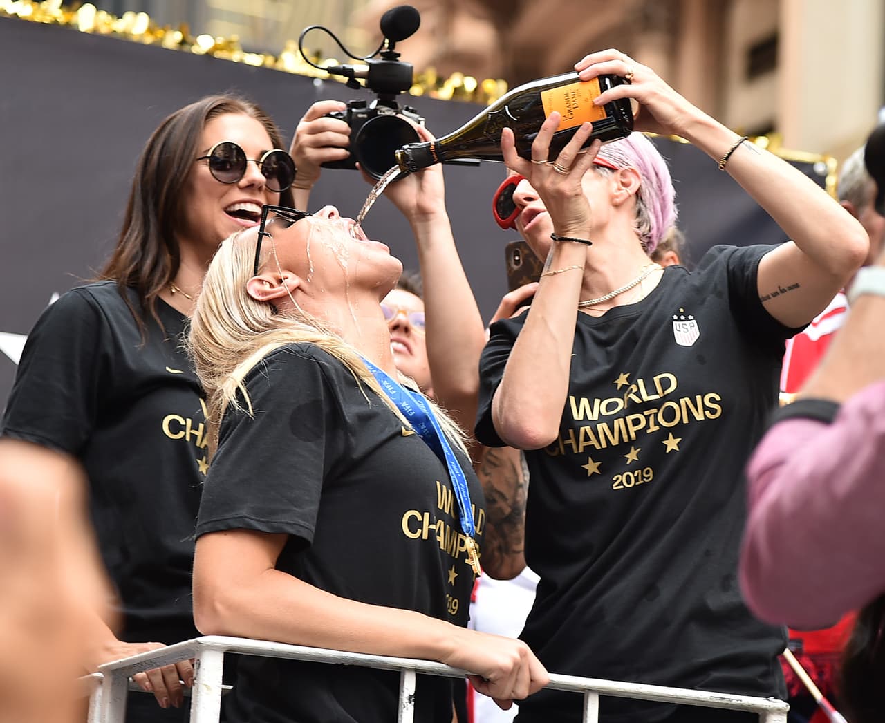 Alex Morgan, Ali Krieger y Megan Rapinoe celebran el 10 de julio de 2019 en el Cañón de los Héroes, en el municipio de Manhattan de la ciudad de Nueva York, durante un desfile de cintas de Victory Ticker Tape Parade para el Equipo Nacional de Fútbol Femenino de Estados Unidos. Estados Unidos derrotó a Holanda el domingo para ganar la Copa Mundial Femenina de la FIFA Francia 2019. (Foto de Theo Wargo/Getty Images)
<br>
<br>