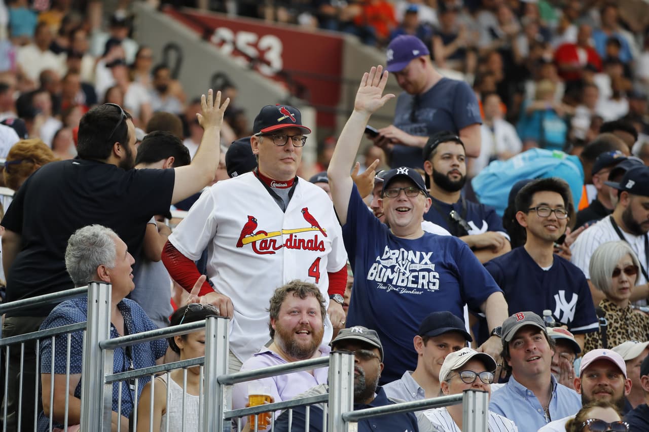 Inclusive, fanáticos con jersey de otros equipos como los St. Louis Cardinals disfrutaron la fiesta del béisbol en Londres.