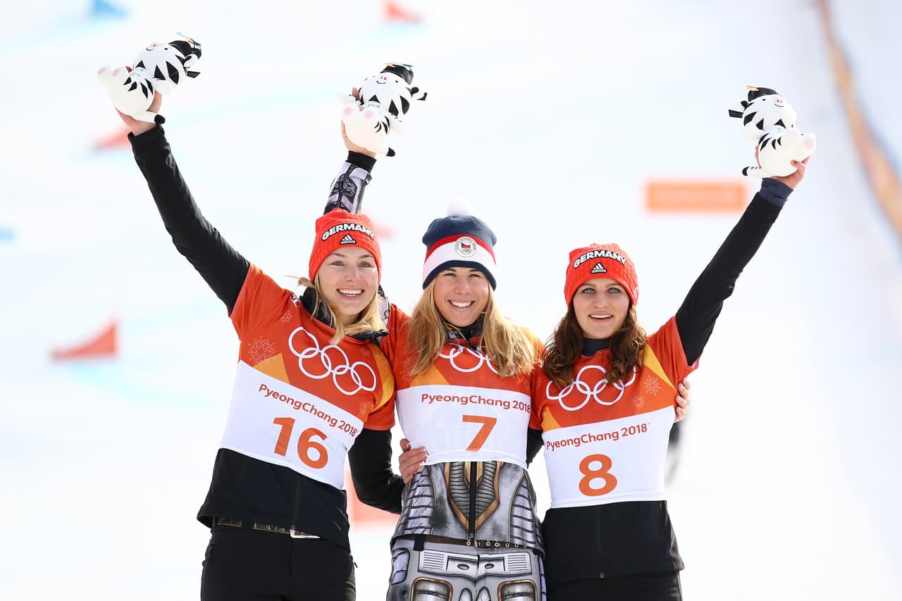 La ganadora Ledecka eliminó en cuartos de final a la austriaca Daniela Ulbing y en semifinales a la alemana Ramona Theresia Hofmeister, que acabaría festejando el bronce.