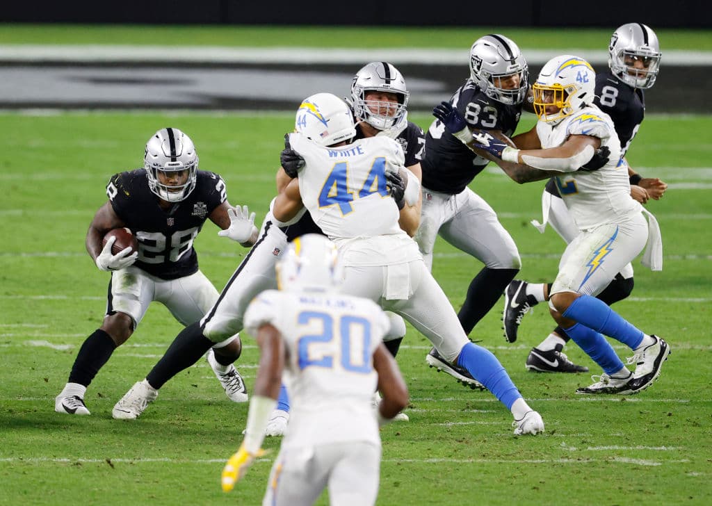 Raiders no logran finiquitar a los Chargers y en menos de cuatro minutos consiguen la victoria 30-27.
