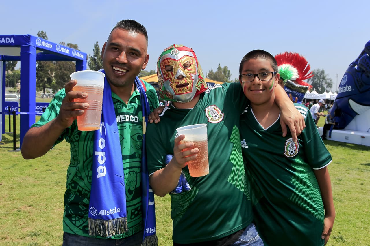 Los fanáticos mexicanos en gran número se preparan para el primer juego del Tri en la Copa Oro 2019 contra Cuba en el Rose Bowl.