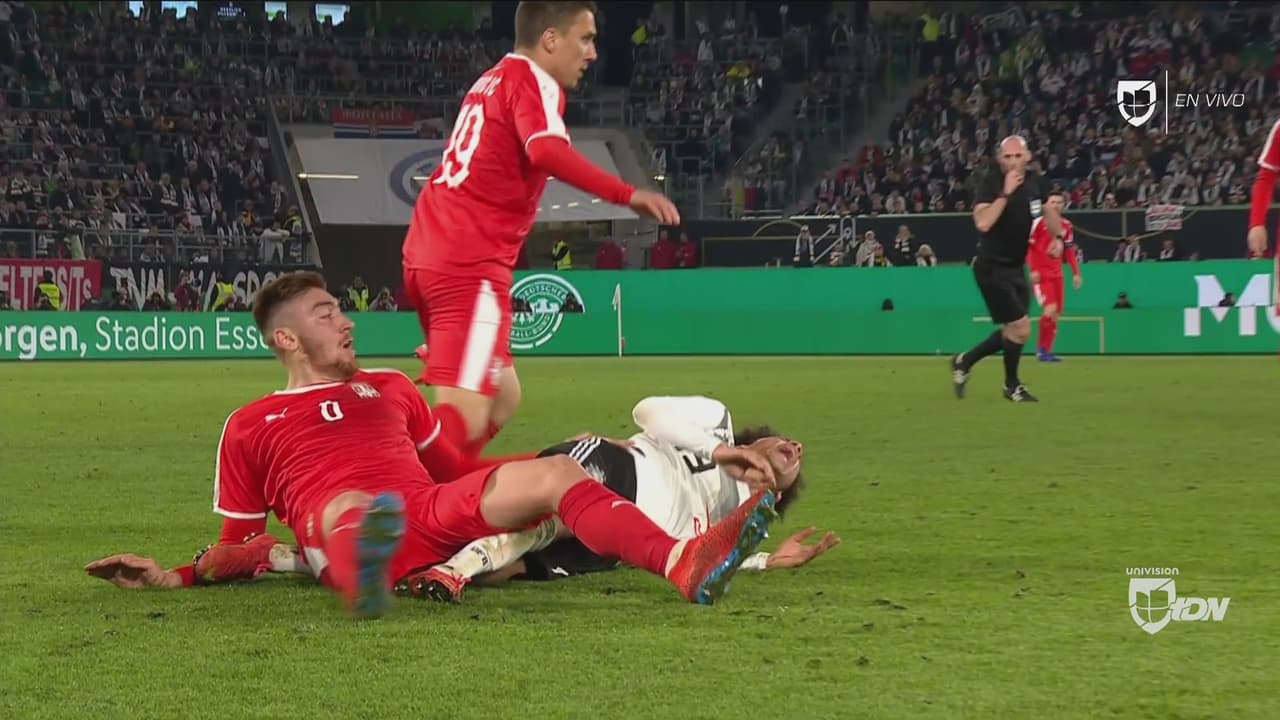 ¡Lo pudo haber quebrado! Tarjeta roja para Pavkov por terrible entrada sobre Sané