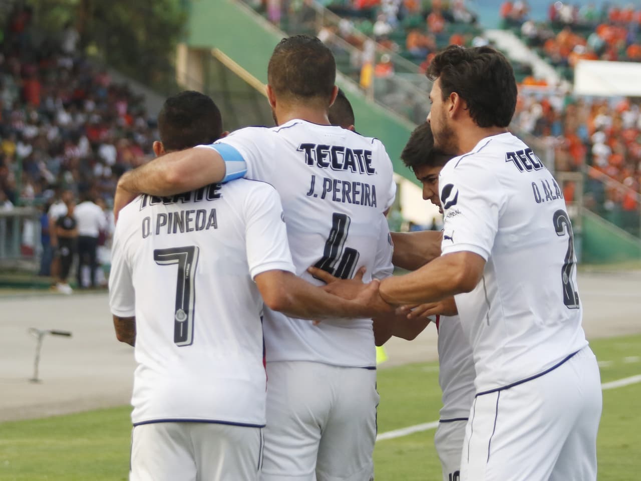 Pereira, uno de los líderes de Chivas, le propinó un codazo a Fabbro y eso le generó un castigo de dos fechas en el fútbol mexicano tras ese partido de febrero de 2017.
