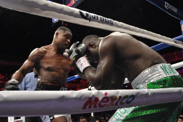 Kayode fue a la lona y recibió cuenta de protección.