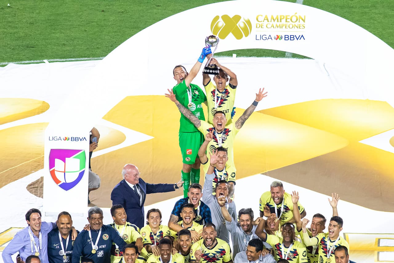 Así fueron los festejos del América luego de su angustiosa pero merecida victoria en penaltis para definir al Campeón de Campeones de la Liga MX ante Tigres en Carson, California. Agustín Marchesín fue el héroe americanista al atajar varios penaltis y anotar el de la victoria para el equipo de Miguel Herrera. Vaya manera de celebrar por parte de los jugadores azulcremas.