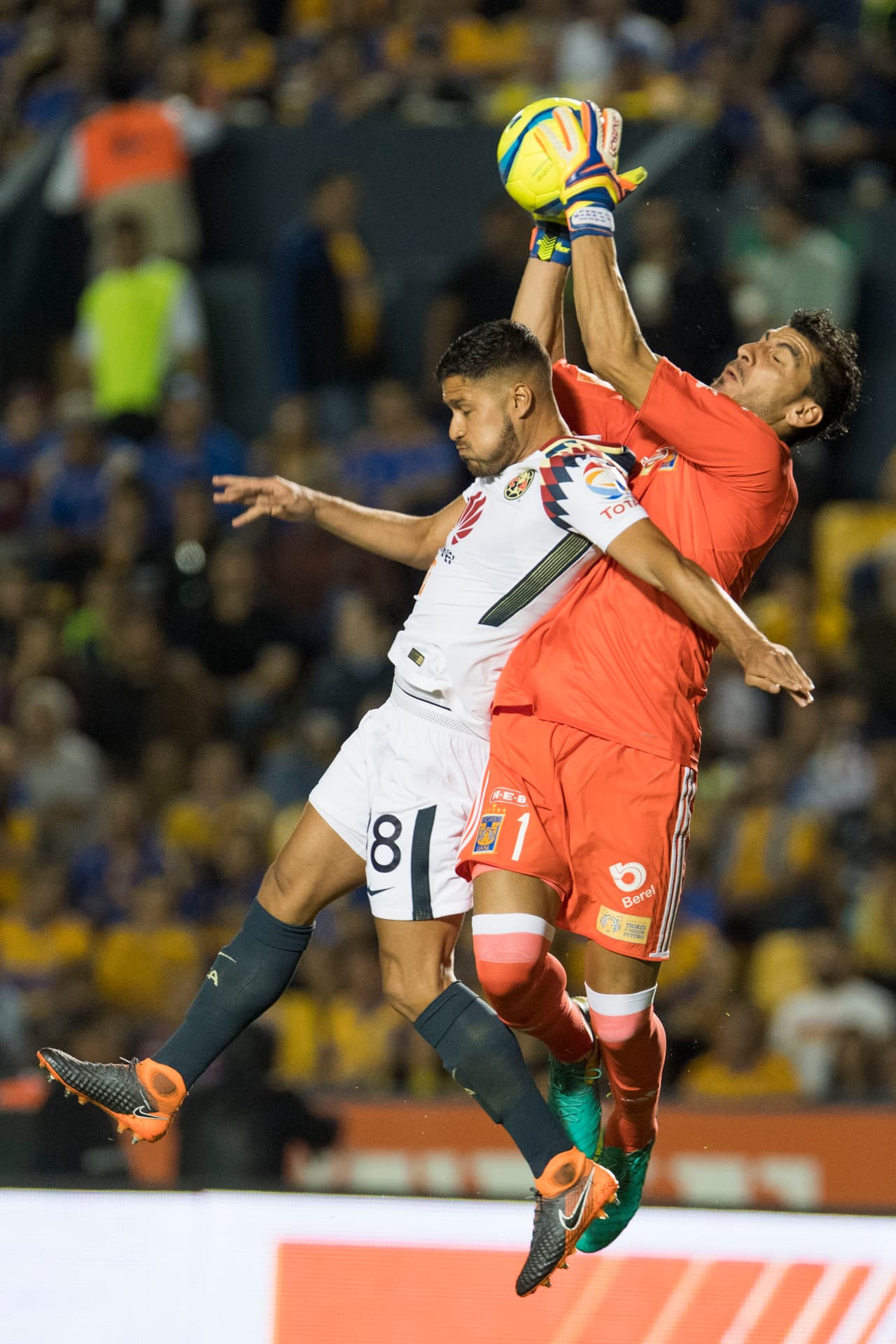 América mostró una marcada vocación ofensiva durante los 90 minutos. Además del penal, Cecilio Domínguez también estrelló un disparo en la base del poste.